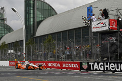 Josef Newgarden, Team Penske Chevrolet passe le drapeau à damier et s'impose