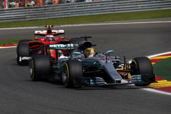 Lewis Hamilton, Mercedes-Benz F1 W08 and Sebastian Vettel, Ferrari SF70H battle for position