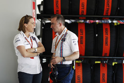Claire Williams, directrice adjointe Williams, discute avec Paddy Lowe, Williams Formula 1