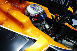 Fernando Alonso, McLaren, mets ses gants dans son cockpit