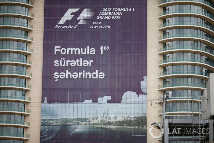 Un banner de publicidad del Grand Prix se muestra en un bloque de la torre