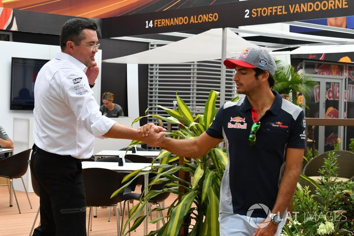 Eric Boullier, Director de carreras de McLaren y Carlos Sainz Jr., Scuderia Toro Rosso