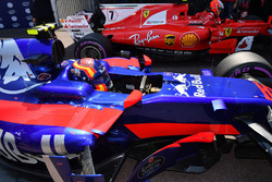 Карлос Сайнс, Scuderia Toro Rosso STR12 та володар поулу Кімі Райкконен, Ferrari, в закритому парку