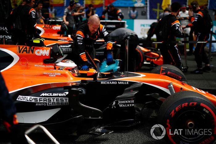 Stoffel Vandoorne, McLaren, y Fernando Alonso, McLaren