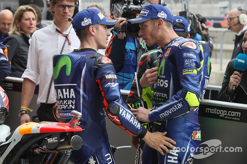 Maverick Vinales dan Valentino Rossi usai kualifikasi