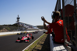 Le vainqueur Charles Leclerc, PREMA Racing franchit le drapeau à damier et remporte le titre