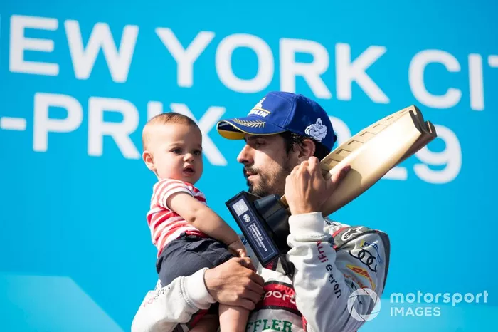 Lucas Di Grassi, Audi Sport ABT Schaeffler, celebra com o filho Leonardo