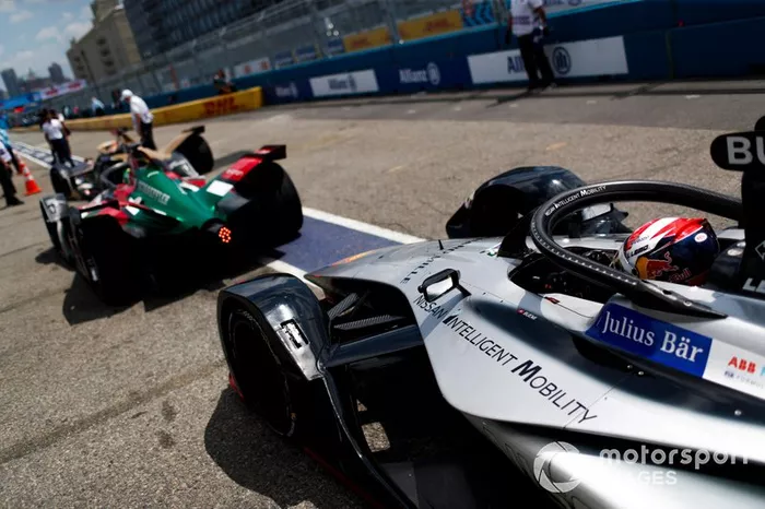 Sébastien Buemi, Nissan e.Dams, Nissan IMO1, attende dietro a Lucas Di Grassi, Audi Sport ABT Schaeffler, Audi e-tron FE05