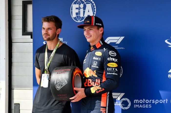 Max Verstappen, Red Bull Racing, recibe el premio Pirelli Pole Position Award
