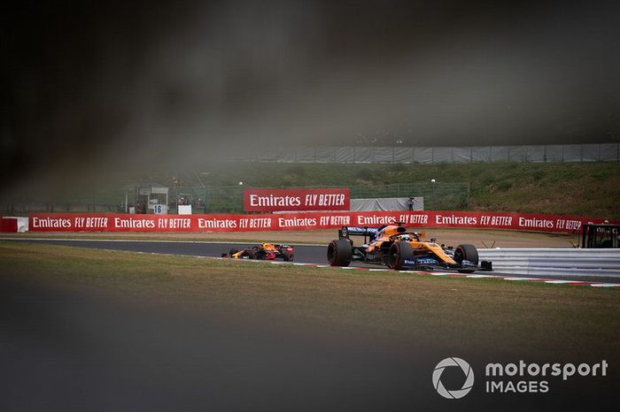 Carlos Sainz Jr., McLaren MCL34, y Alex Albon, Red Bull RB15