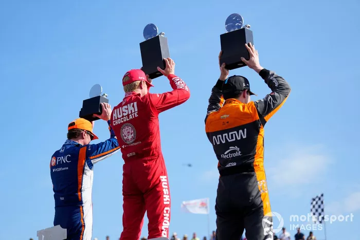 Podio: segundo lugar Patricio O'Ward, Arrow McLaren Chevrolet, ganador Marcus Ericsson, Chip Ganassi Racing Honda, tercer lugar Scott Dixon, Chip Ganassi Racing Honda