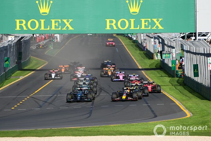 George Russell, Mercedes F1 W14, Max Verstappen, Red Bull Racing RB19, Lewis Hamilton, Mercedes F1 W14, el resto de la parrilla en la salida.