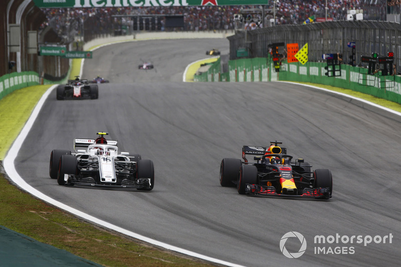 Daniel Ricciardo, Red Bull Racing RB14, pasa a Charles Leclerc, Sauber C37.