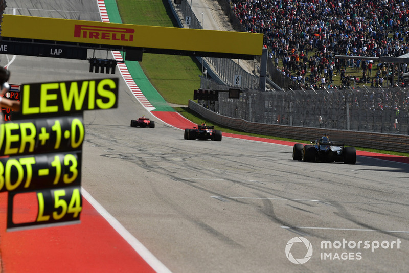 Lewis Hamilton, Mercedes-AMG F1 W09 EQ Power+ insegue Max Verstappen, Red Bull Racing RB14 e Kimi Raikkonen, Ferrari SF71H