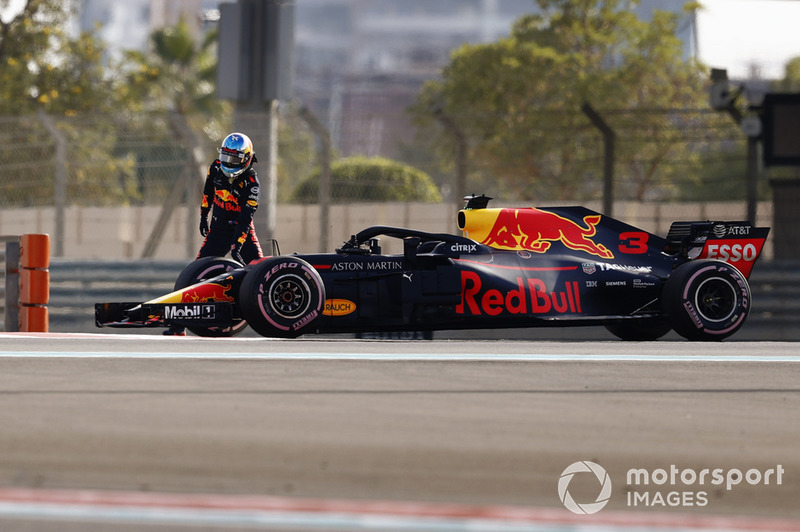 Даніель Ріккардо, Red Bull Racing RB14, зупиняє болід
