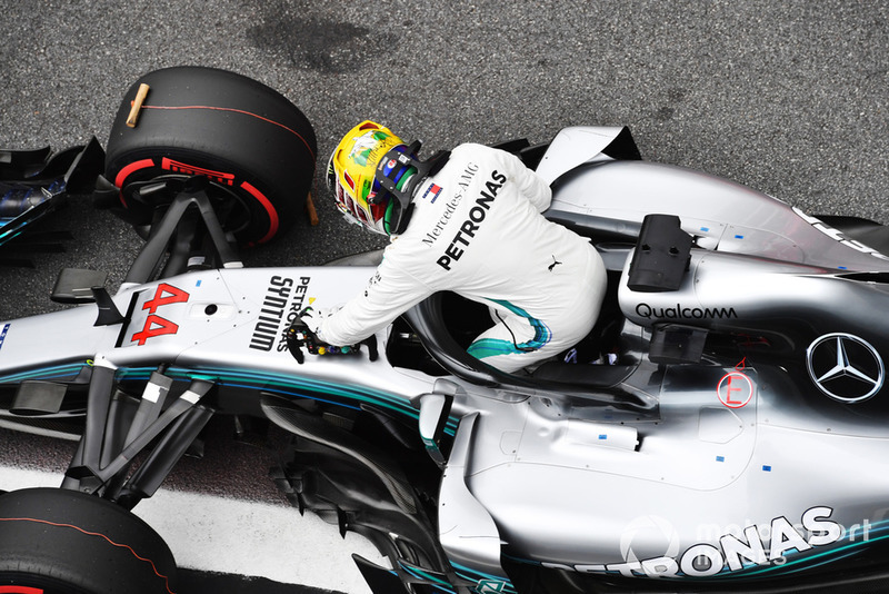 Lewis Hamilton, Mercedes AMG F1 festeggai la Pole Position nel parco chiuso