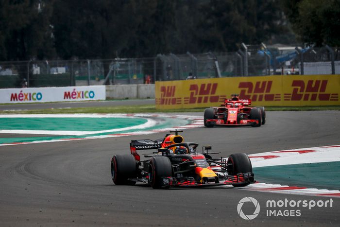 Daniel Ricciardo, Red Bull Racing RB14 y Sebastian Vettel, Ferrari SF71H 
