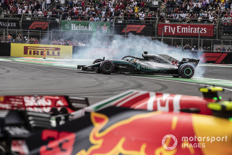2018 F1 Dünya Şampiyonu Lewis Hamilton, Mercedes-AMG F1 W09 EQ Power+ donut yapıyor