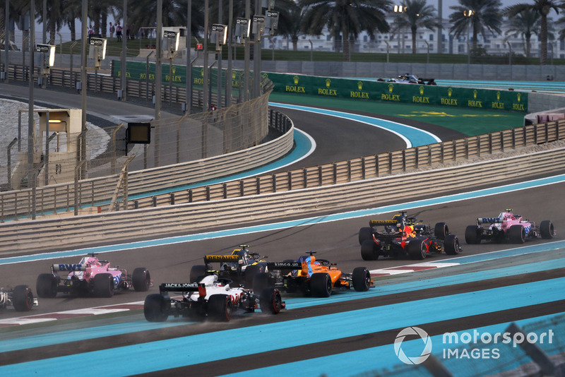 Fernando Alonso, McLaren MCL33, Y Kevin Magnussen, Haas F1 Team VF-18, en la primera curva