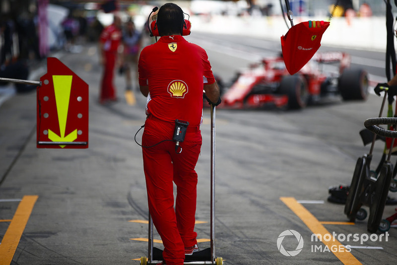 Un mécanicien Ferrari attend une voiture