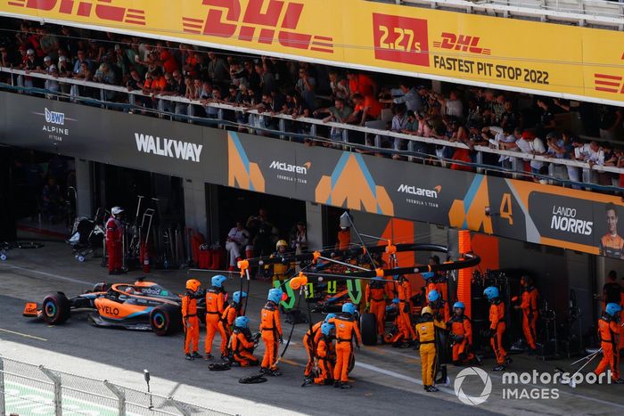 Daniel Ricciardo, McLaren MCL36, sale de su box tras una parada 