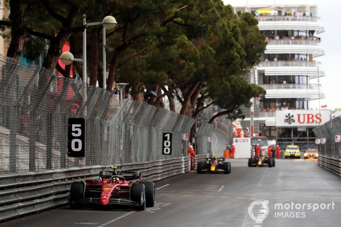 Carlos Sainz, Ferrari F1-75, Sergio Pérez, Red Bull Racing RB18, Max Verstappen, Red Bull Racing RB18