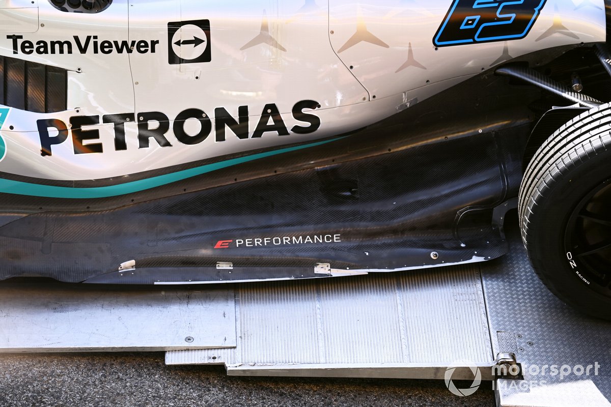 El equipo Mercedes descarga el W13 en el pit lane