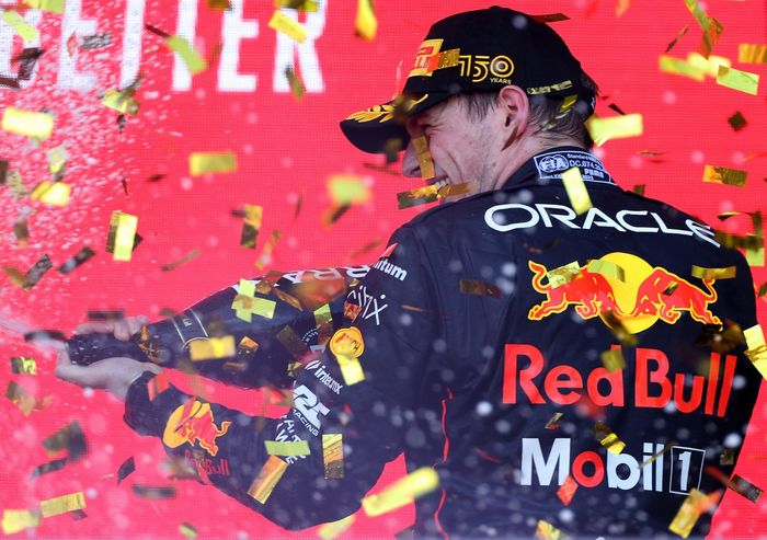 Podio: Ganador de la carrera Max Verstappen, Red Bull Racing RB18