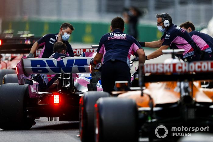 Los mecánicos de Racing Point trabajan en el pit lane