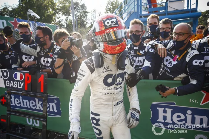 Ganador Pierre Gasly, AlphaTauri, celebra 