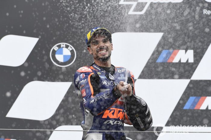 Podio: ganador de la carrera Miguel Oliveira, Red Bull KTM Tech 3