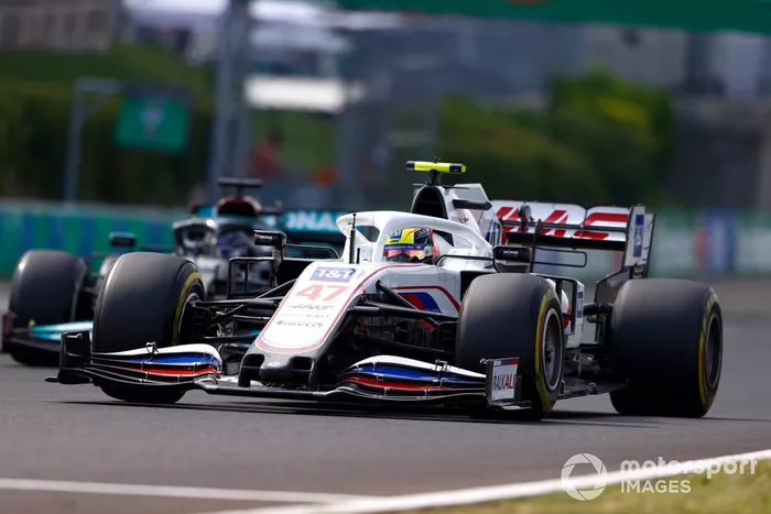 Mick Schumacher, Haas VF-21 , Lewis Hamilton, Mercedes W12