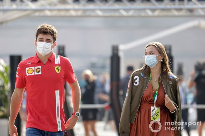 Charles Leclerc, Ferrari, con su novia Charlotte Sine