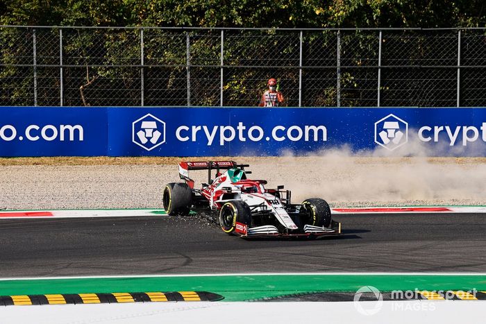 Robert Kubica, Alfa Romeo Racing C41, hace un trompo tras el toque con Yuki Tsunoda, AlphaTauri 