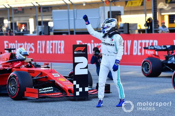 Ganador de la pole Valtteri Bottas, Mercedes AMG F1 y Sebastian Vettel, Ferrari