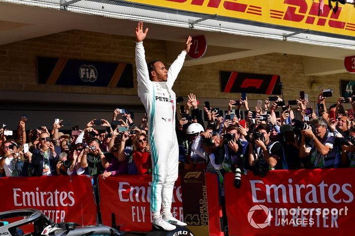 Lewis Hamilton, Mercedes AMG F1, segund lugar, celebra en el Parc Ferme tras conseguir su sexto título mundial de pilotos