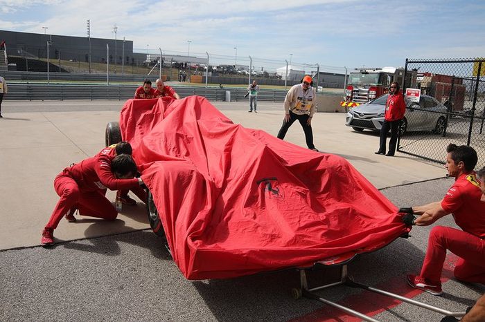 El monoplaza de Charles Leclerc, Ferrari SF90 es llevado al pitlane