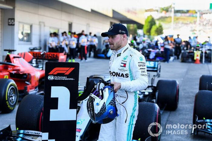 Valtteri Bottas, Mercedes AMG F1, 1ª posición, en Parc Ferme