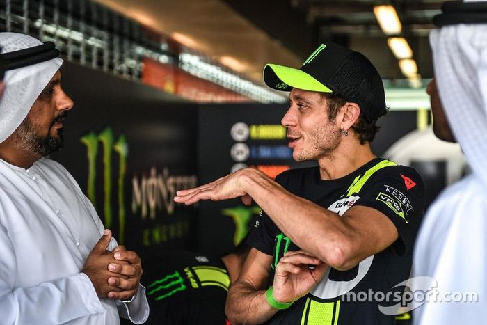 Valentino Rossi habla con Al Tareq Al Ameri, CEO del circuito Yas Marina Circuit y Abdulrahman Al Shamsi