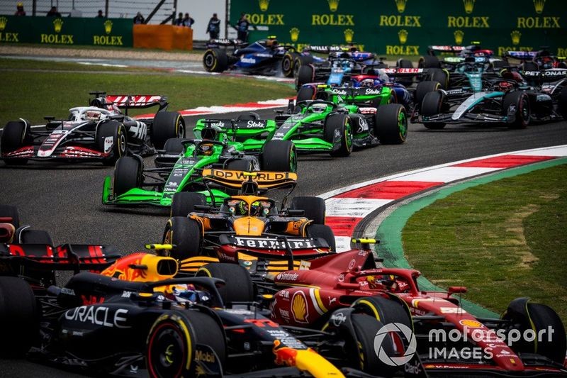 Sergio Perez, Red Bull Racing RB20, Carlos Sainz, Ferrari SF-24, Lando Norris, McLaren MCL38, Valtteri Bottas, Kick Sauber C44, Kevin Magnussen, Haas VF-24, il resto dello schieramento nel giro di apertura della Sprint