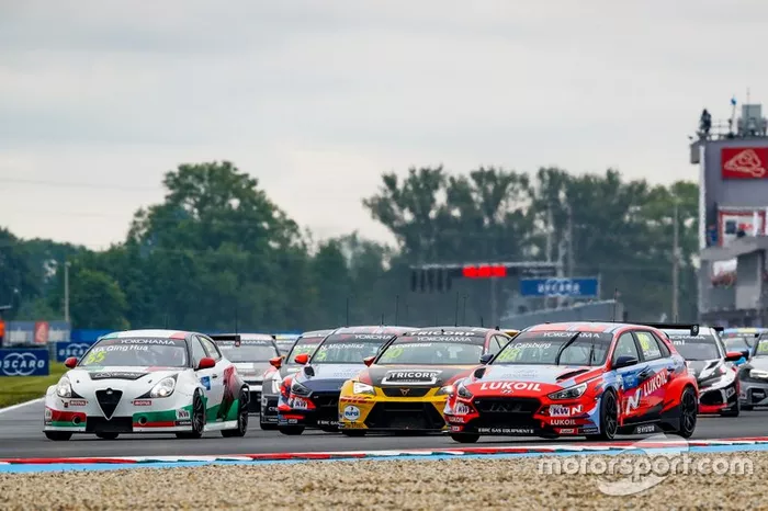 Start action, Nicky Catsburg, BRC Hyundai N LUKOIL Racing Team Hyundai i30 N TCR leads