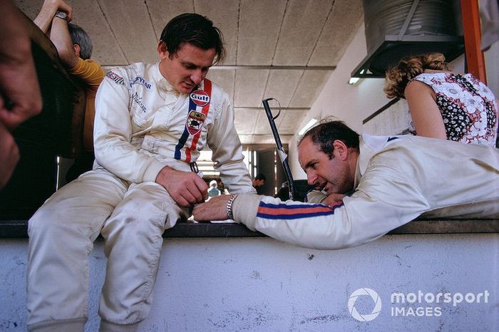 Bruce McLaren y su compañero Denny Hulme