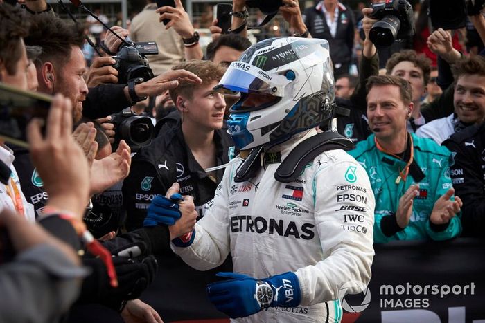 Valtteri Bottas, Mercedes AMG F1, 1ª posición, celebra en Parc Ferme