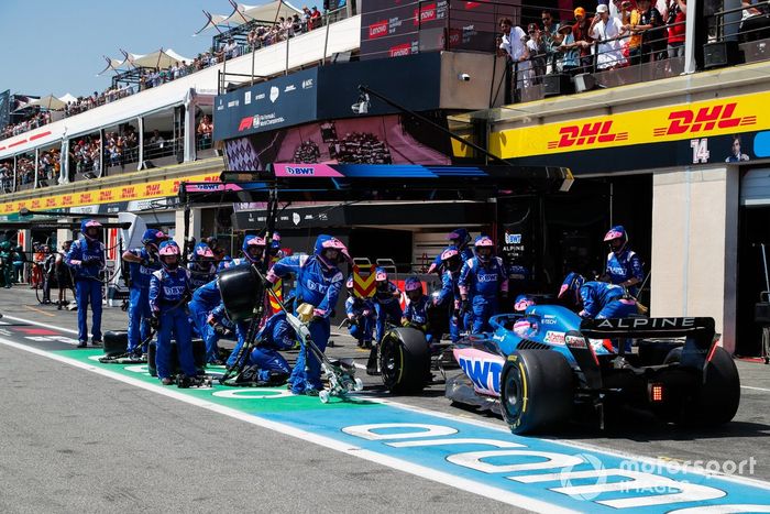 Fernando Alonso, Alpine A522, hace una parada en boxes