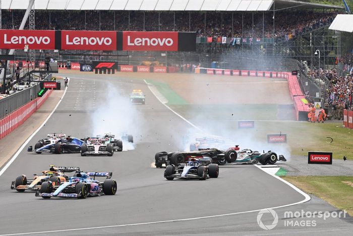 Un choque que involucra a George Russell, Mercedes W13, Zhou Guanyu, Alfa Romeo C42, Alex Albon, Williams FW44, Esteban Ocon, Alpine A522, Yuki Tsunoda, AlphaTauri AT03, se desarrolla en la salida