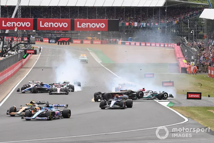 Un choque que involucra a George Russell, Mercedes W13, Zhou Guanyu, Alfa Romeo C42, Alex Albon, Williams FW44, Esteban Ocon, Alpine A522, Yuki Tsunoda, AlphaTauri AT03, se desarrolla en la salida