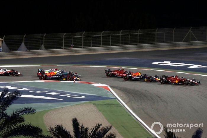Charles Leclerc, Ferrari F1-75, Max Verstappen, Red Bull Racing RB18, Carlos Sainz Jr, Ferrari F1-75, Sergio Pérez, Red Bull Racing RB18 ,y Lewis Hamilton, Mercedes W13.