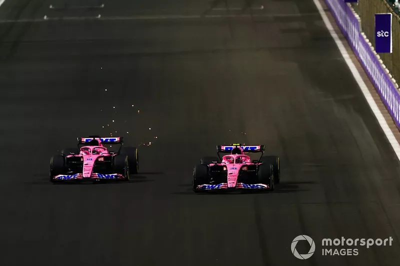 Fernando Alonso, Alpine A522, lucha con Esteban Ocon, Alpine A522