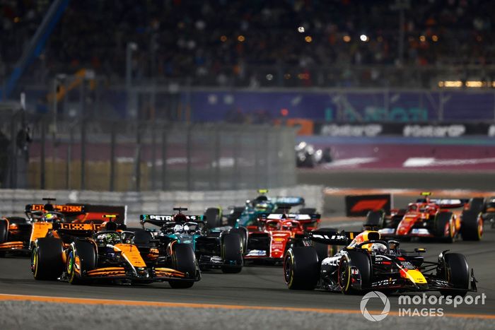 Max Verstappen, Red Bull Racing RB20, adelanta a Lando Norris, McLaren MCL38, por el liderato de la carrera.