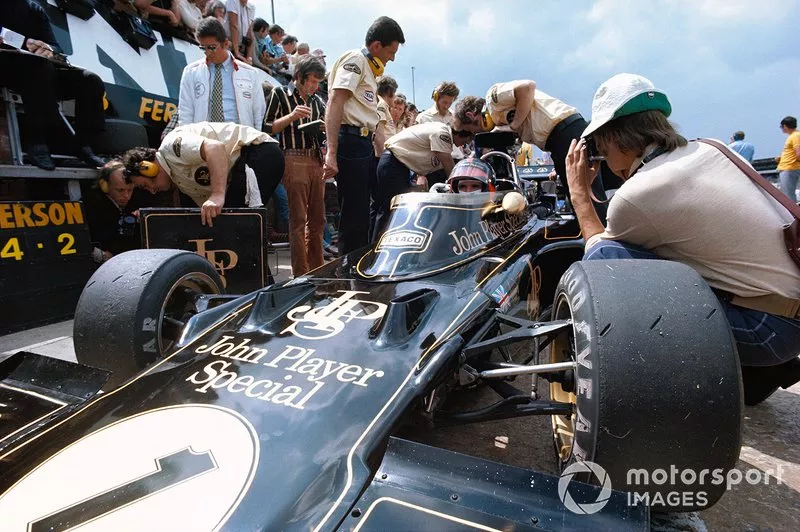 Lotus mechanics around Emerson Fittipaldi, Lotus 72D Ford